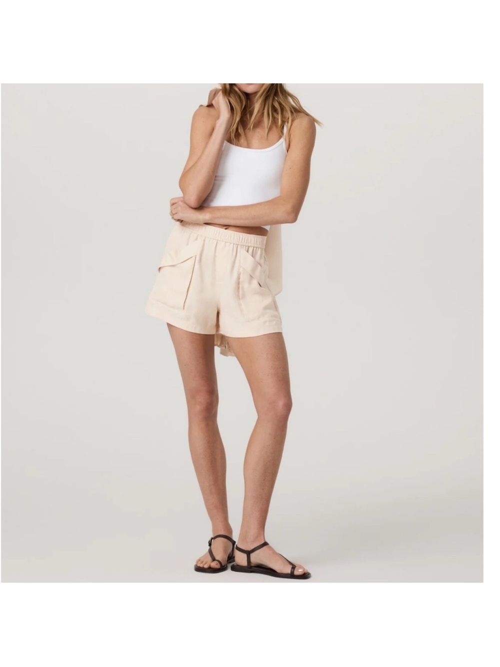 Vuori Trestless Twill Shorts W/Pockets Size Medium Color Sand Dollar NWT 3.5” In - Picture 3 of 8